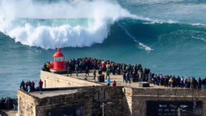Descubra o surfe em Nazaré, Portugal: guia definitivo com dicas, melhores spots e ondas icônicas. Aprenda a surfar em um dos melhores destinos do mundo.