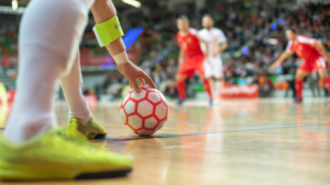 Aprenda como jogar futebol de salão com dicas e técnicas essenciais. Descubra estratégias e melhore suas habilidades no futebol de salão.
