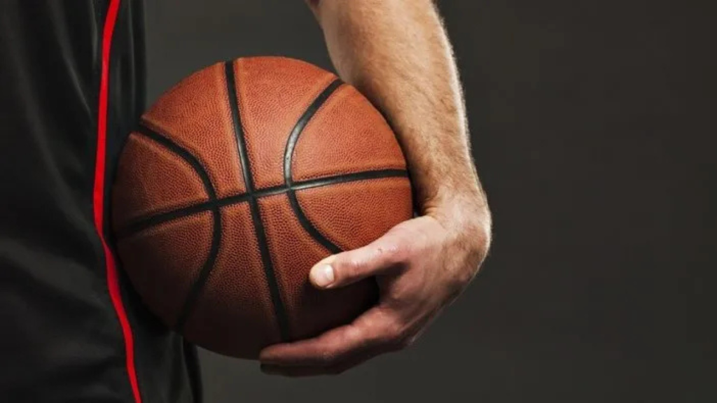 Você sabe qual é o peso da bola de basquete oficial? Encontre aqui as especificações e os melhores produtos.