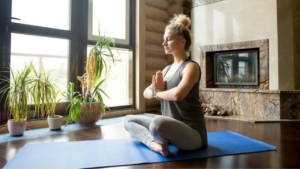Aprenda a praticar yoga em casa com nossas dicas e benefícios. Descubra como iniciar sua prática e melhorar sua saúde.